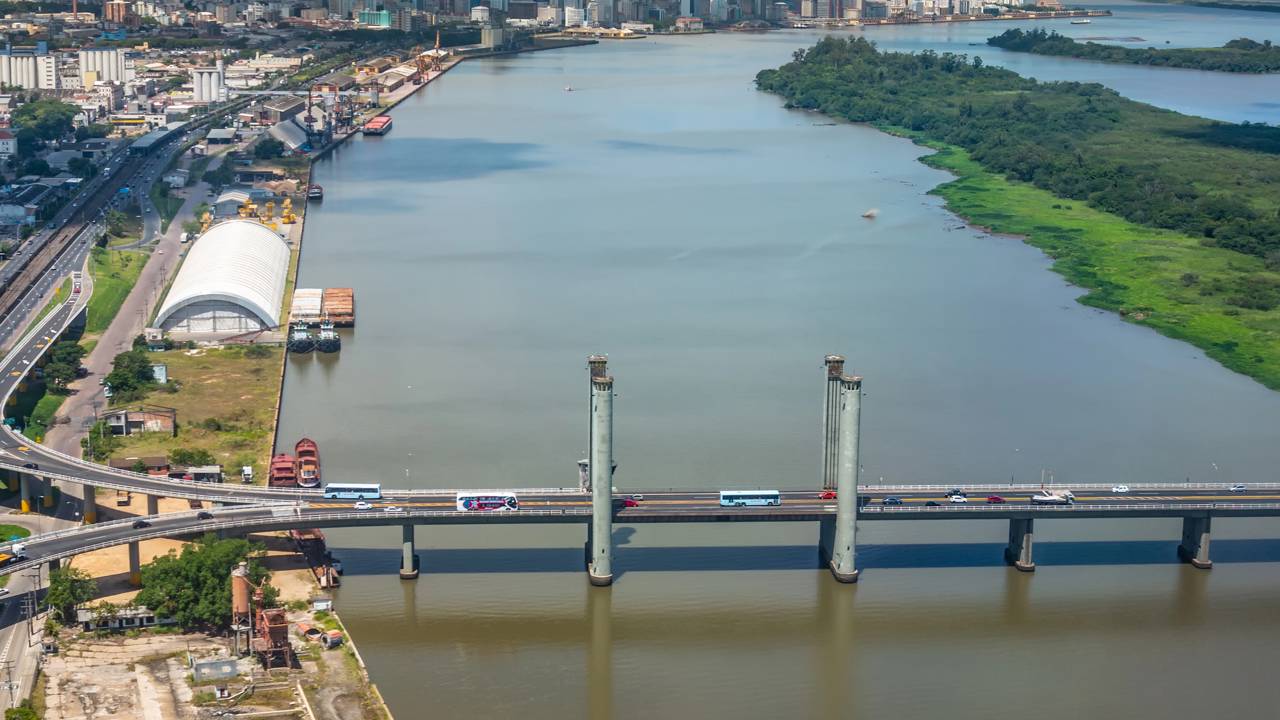 Com 1,1 km de extensão e um vão móvel imponente, a ponte histórica do Guaíba virou o símbolo da engenharia e conexão urbana gaúcha