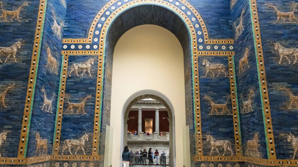 Com 14 metros de altura e azulejos azuis, o Portão de Ishtar remontado em Berlim surge como a maior obra da engenharia babilônica.