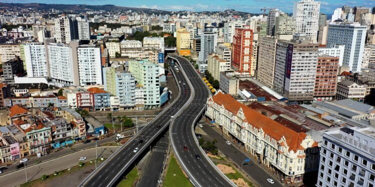 Fundada em 1772 por casais açorianos: a capital gaúcha tem o pôr do sol mais celebrado do Brasil e a rua eleita mais bonita do mundo