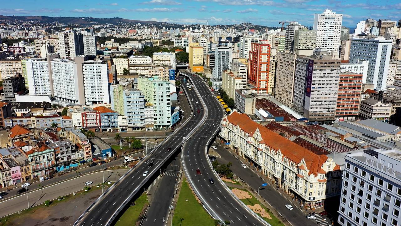 Fundada em 1772 por casais açorianos: a capital gaúcha tem o pôr do sol mais celebrado do Brasil e a rua eleita mais bonita do mundo