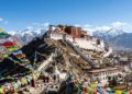 Com 1.000 salas e situado a 3.700 metros de altitude, o palácio de 1645 tornou-se o maior símbolo do budismo e a residência oficial do Dalai Lama