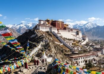 Com 1.000 salas e situado a 3.700 metros de altitude, o palácio de 1645 tornou-se o maior símbolo do budismo e a residência oficial do Dalai Lama