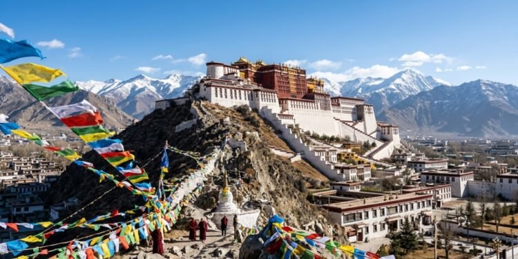 Com 1.000 salas e situado a 3.700 metros de altitude, o palácio de 1645 tornou-se o maior símbolo do budismo e a residência oficial do Dalai Lama