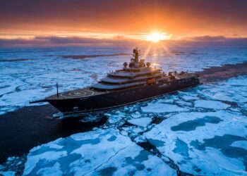 O maior iate de exploração do mundo tem 182 metros, dois submarinos e uma equipe de cientistas que recolhe toneladas de plástico do mar