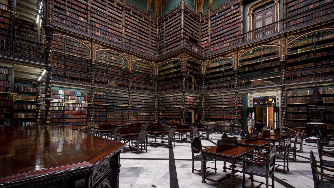 Com 350 mil livros e fachada de 1887, a biblioteca carioca surge como uma das mais belas do mundo e um tesouro da arquitetura neomanuelina