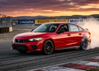 Girando até oito mil rotações com o motor i-VTEC, o sedan usado que entrega 192 cavalos permanece como uma referência de engenharia pura no Brasil