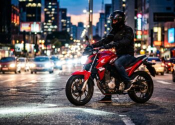 Entregando 24,7 cavalos com embreagem assistida, a street nacional de 300cc utiliza iluminação em LED para aumentar a segurança do piloto à noite