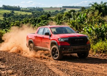 Com 272 cavalos de potência e aceleração de carro esportivo, a nova picape fabricada no Brasil que carrega uma tonelada virou o novo símbolo de status e força no agronegócio