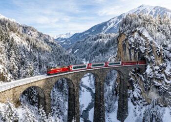 O trem expresso mais lento do mundo atravessa 291 pontes e 91 túneis pelos Alpes Suíços em uma jornada panorâmica de 8 horas a mais de 2000 metros de altitude
