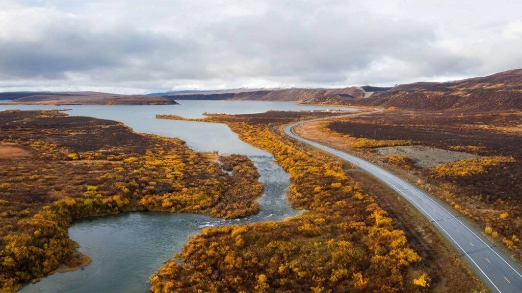 Com 592 km cruzando o Alasca, a rodovia histórica de 1910 conecta vales e geleiras e surge como um marco da engenharia ártica
