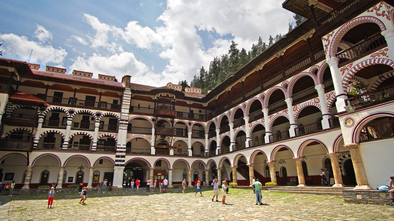 Com muros de 24 metros de altura e afrescos centenários, o Mosteiro de Rila, na Bulgária, virou o maior símbolo da arquitetura ortodoxa