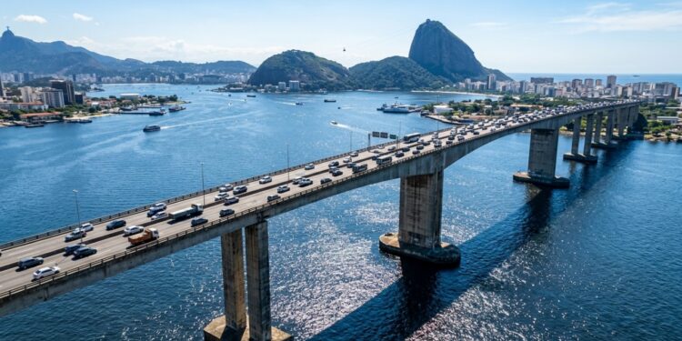 Com 13 quilômetros de extensão sobre o mar, a megaponte brasileira que possui pilares cravados a dezenas de metros no fundo do oceano e balança com o vento para não quebrar