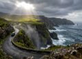 Estrada na Irlanda ganha fama por seus abismos, pois o trajeto de 600 metros de altitude margeia as falésias mais altas da Europa no mar Atlântico