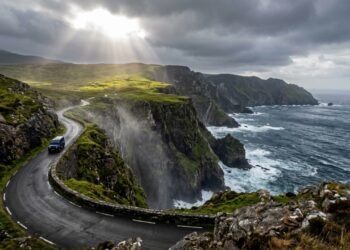 Estrada na Irlanda ganha fama por seus abismos, pois o trajeto de 600 metros de altitude margeia as falésias mais altas da Europa no mar Atlântico