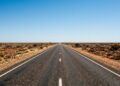 A rodovia infinita que obriga o motorista a dirigir 146 quilômetros em linha reta sem nenhuma curva na Austrália