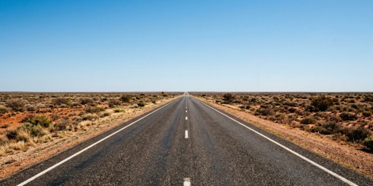 A rodovia infinita que obriga o motorista a dirigir 146 quilômetros em linha reta sem nenhuma curva na Austrália