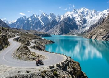 Rodovia no Paquistão ganha fama por seus picos de 7.000 metros de altitude, pois o trajeto de 1978 cruza o Vale Gojal entre glaciares e lagos azuis
