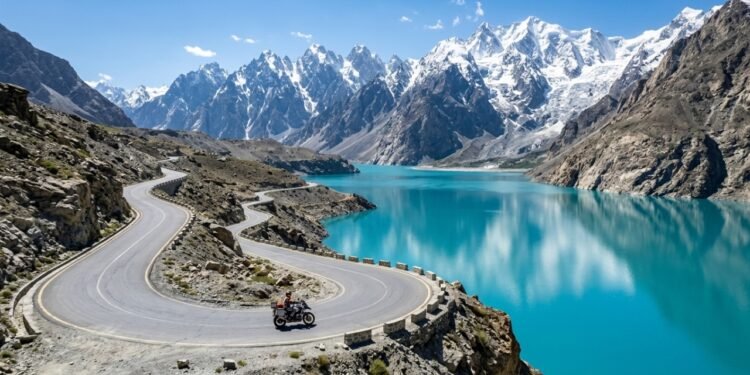Rodovia no Paquistão ganha fama por seus picos de 7.000 metros de altitude, pois o trajeto de 1978 cruza o Vale Gojal entre glaciares e lagos azuis