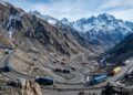 Com 29 curvas fechadas em zigue-zague a 3.200 metros de altitude, a estrada nos Andes ganha fama, pois o trajeto de 1980 liga o Chile à Argentina