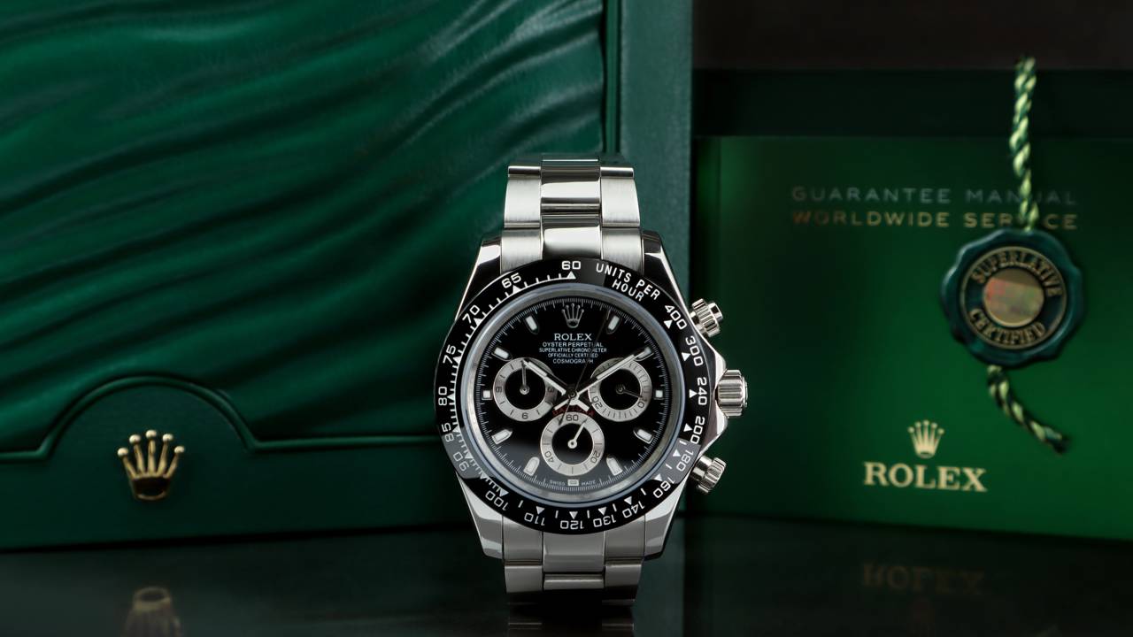 Fundada em 1905, a Rolex estabeleceu o padrão de precisão cronométrica ao fabricar o Oyster em 1926, o primeiro relógio de pulso à prova d'água da história