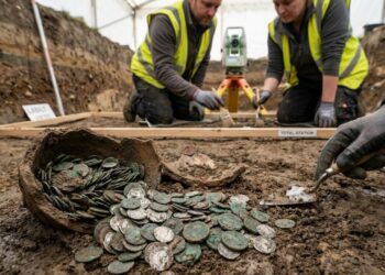 Arqueólogos britânicos desenterram 50.000 moedas de prata com dois mil anos de idade e revelam tesouro militar escondido a 15 metros de profundidade