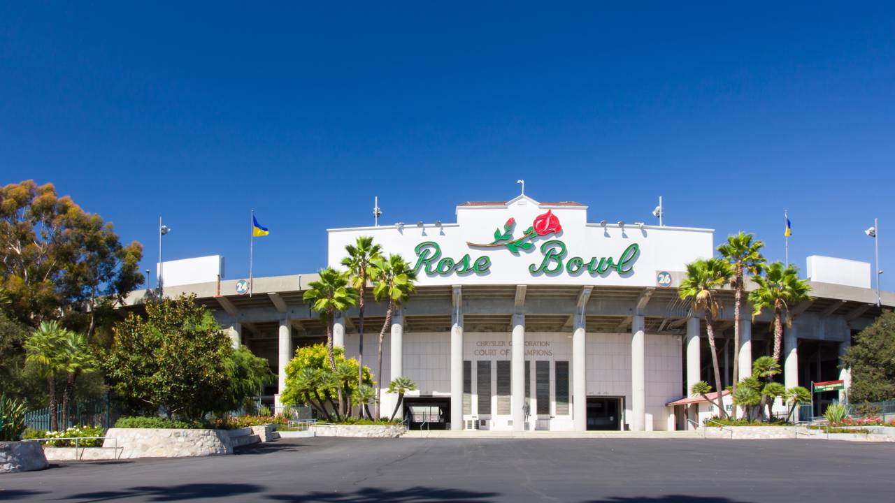 Com capacidade para 92.542 pessoas e inaugurado em 1922, o Rose Bowl em Pasadena tornou-se o estádio mais histórico e lendário dos Estados Unidos
