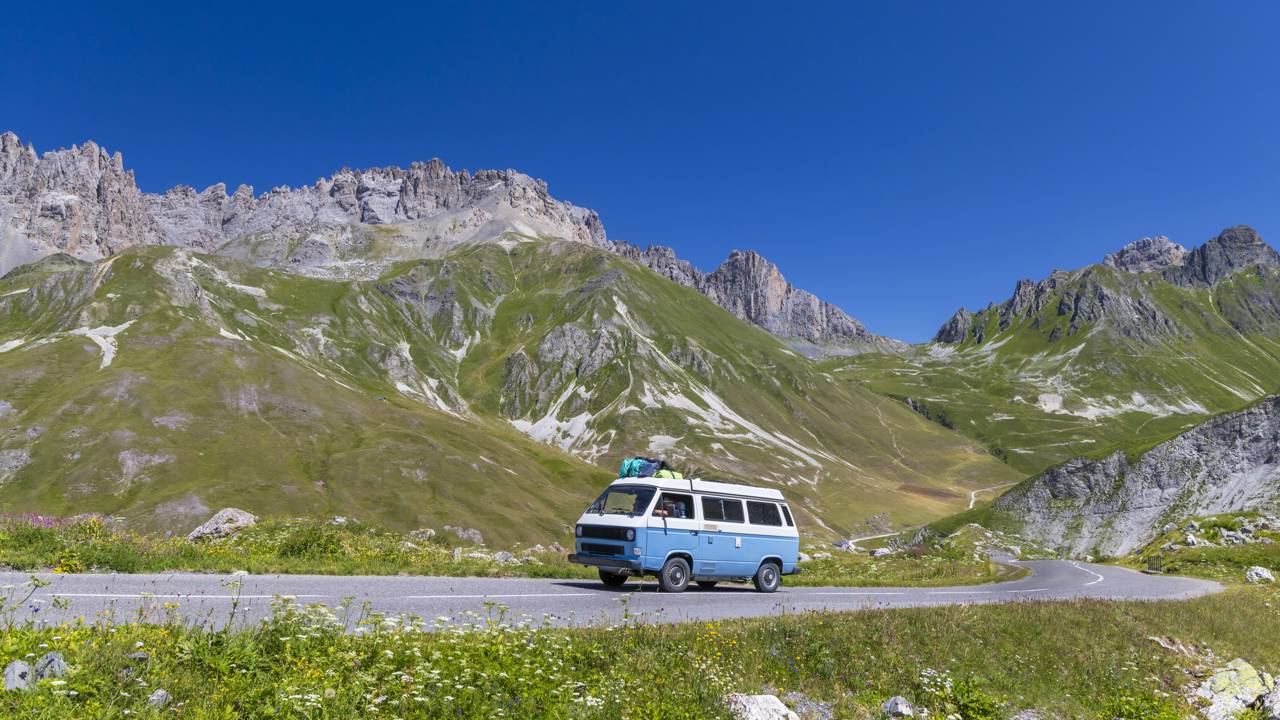 A rota francesa percorre 720 km pelos Alpes; atravessando 17 passos de montanha, a estrada atinge picos de mais de 2.800 metros de altitude