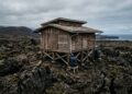 Imagine tentar construir uma cabana habitável numa ilha vulcânica isolada, sem loja de materiais, sem eletricidade e sem ajuda de ninguém
