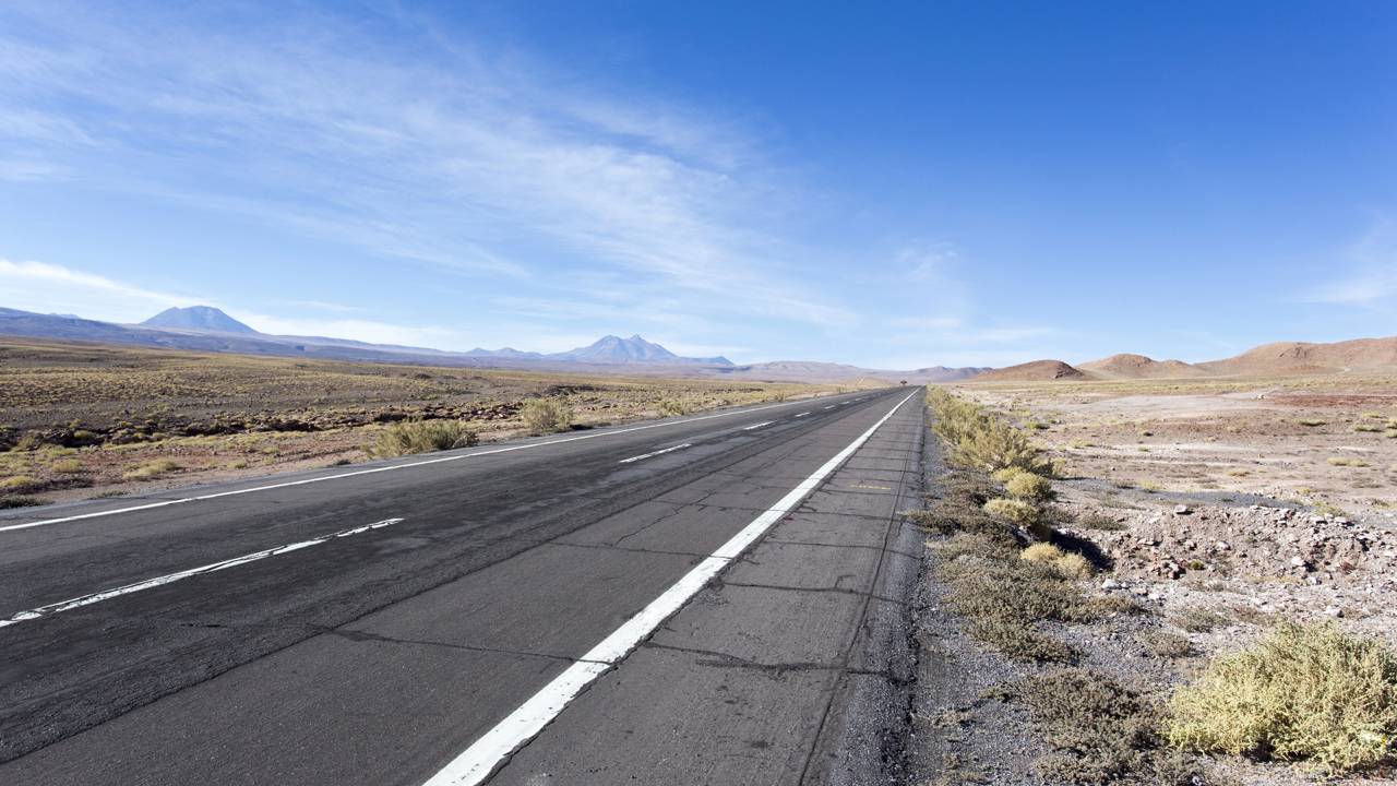 Com 3.364 km de extensão pelo deserto mais seco do mundo, a rodovia chilena surge como um desafio de engenharia em clima extremo