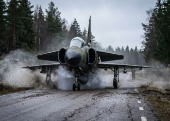 O incrível caça sueco usa reversores de empuxo para frear no ar e consegue dar marcha a ré na pista logo após pousar em rodovias comuns