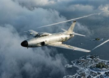 O clássico jato sueco de 13 toneladas revolucionou a aviação militar europeia ao voar quase na velocidade do som durante o auge da Guerra Fria