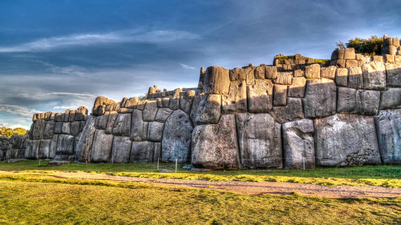 Com muros em zigue-zague e blocos de 120 toneladas, a fortaleza inca surge como um triunfo de engenharia e precisão