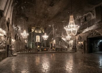Com uma catedral de sal a 135 metros de profundidade, a mina polonesa de 1290 surge como uma das obras mais insanas e colossais do mundo