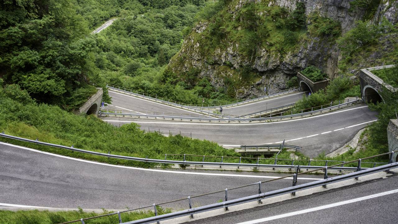 A estrada italiana de 1918 possui 5 túneis escavados em curvas fechadas; o San Boldo foi construído para vencer o precipício em apenas 7 km