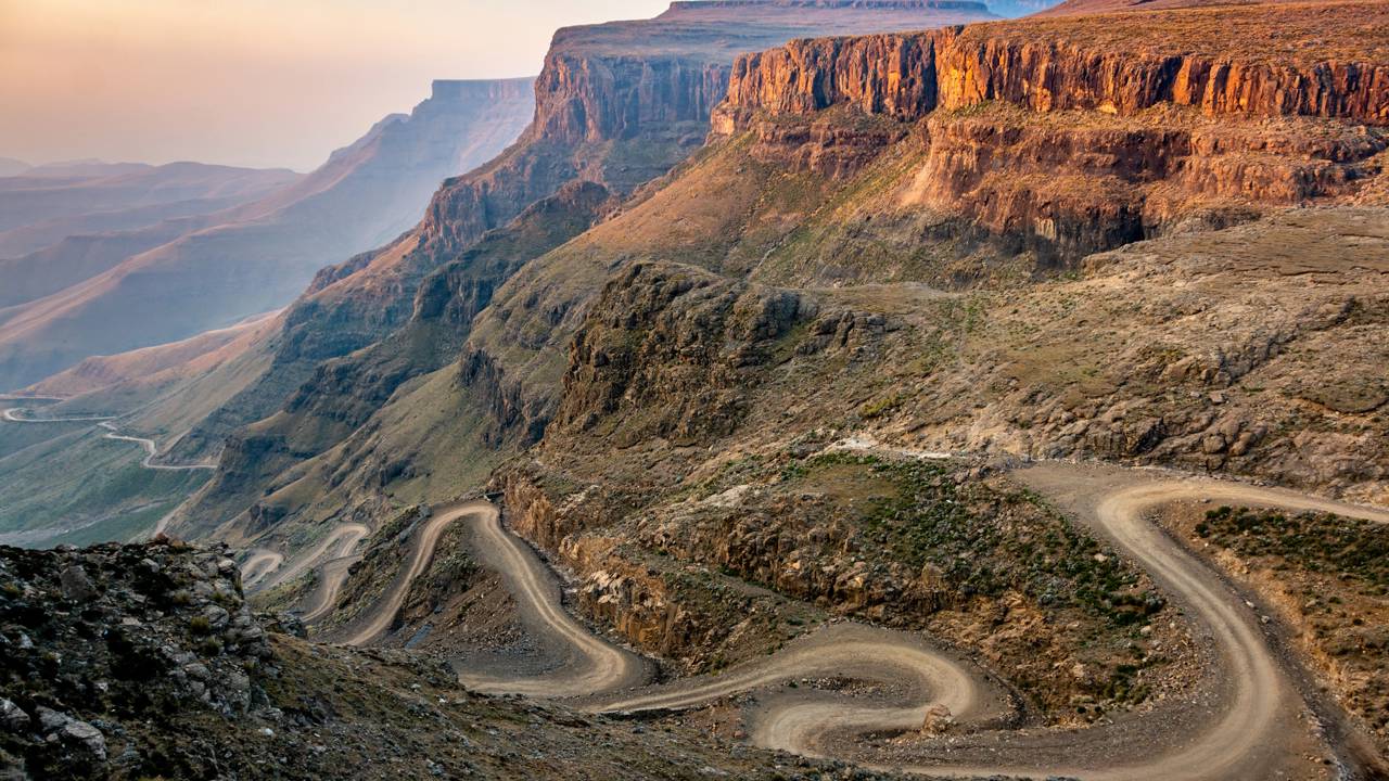 Com subidas que atingem 2.876 metros de altitude e curvas íngremes, a estrada exige veículos 4x4, sendo um dos percursos mais técnicos da África