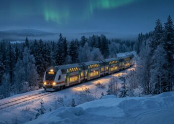 O trem noturno que cruza o Círculo Polar Ártico e chega direto na cidade oficial do Papai Noel na Finlândia