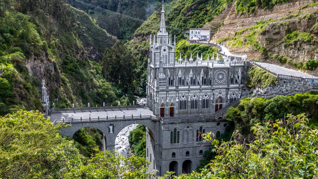 Com uma altura de 100 metros sobre o cânion do rio Guáitara, a basílica colombiana virou um monumento de engenharia religiosa no continente