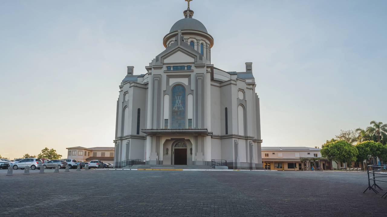 Com capacidade para 10 mil fiéis e cercado por montanhas, o complexo de 1963 surge como o destino de fé mais impressionante da serra gaúcha