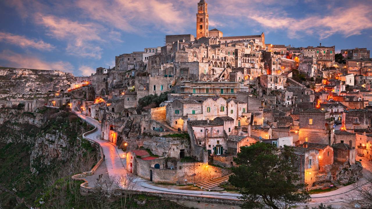 Com 9.000 anos de história e escavada na rocha calcária, a cidade de Matera na Itália surge como um dos cenários mais surreais da Europa