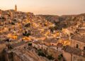 Com 9.000 anos de história e escavada na rocha calcária, a cidade de Matera na Itália surge como um dos cenários mais surreais da Europa