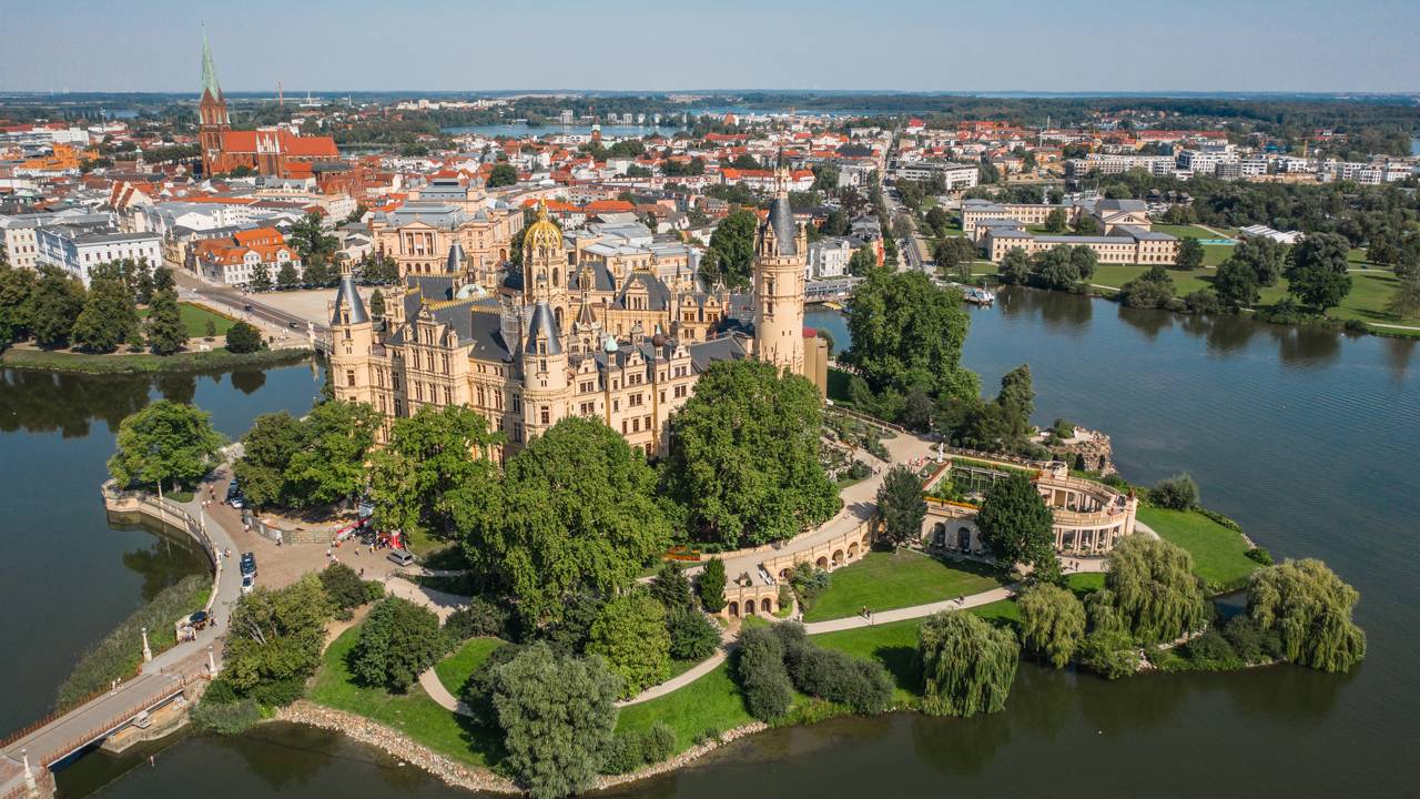 Situado em uma ilha e com 653 cômodos, o palácio de 1857 destaca-se como uma das residências reais mais imponentes e admiráveis de todo o território alemão