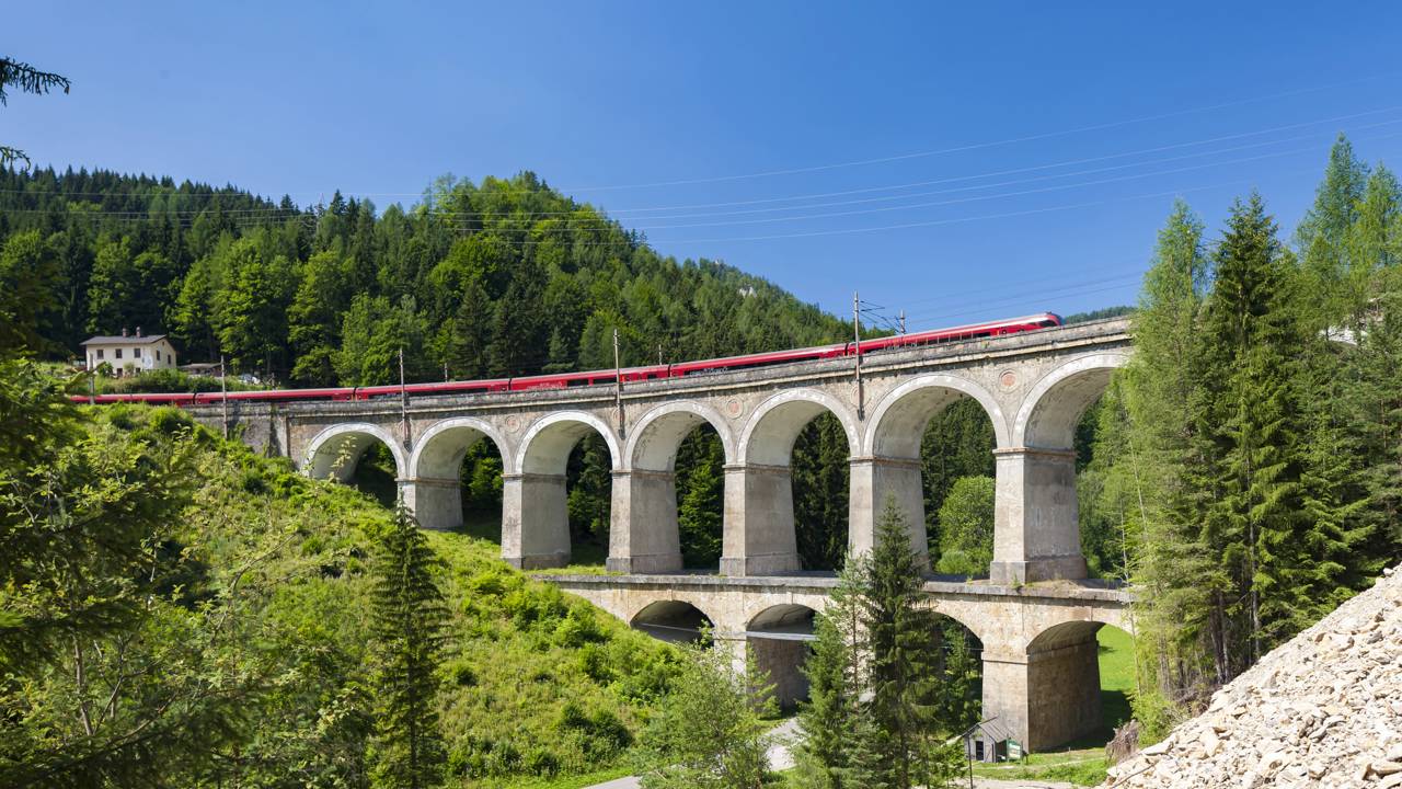 Com 41 km de trilhos e 16 viadutos, a ferrovia austríaca Semmering de 1854 virou um recorde da engenharia ferroviária mundial