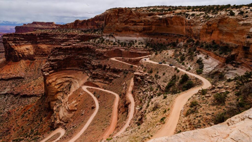 A rodovia em Utah desce 450 metros pelo penhasco; com um traçado vertiginoso, ela é a rota mais extrema do Canyonlands National Park