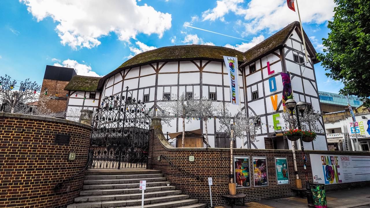 Com sua estrutura circular de madeira e palha datada de 1599, o teatro de Shakespeare em Londres virou o maior símbolo do drama mundial