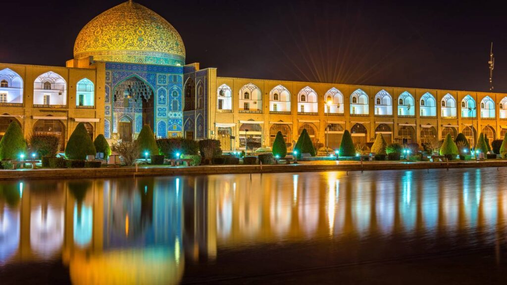 Com cúpula revestida em azulejos de 1619, a Mesquita do Sheikh Lotfollah virou o exemplo mais refinado da arquitetura persa safávida em todo o Irã