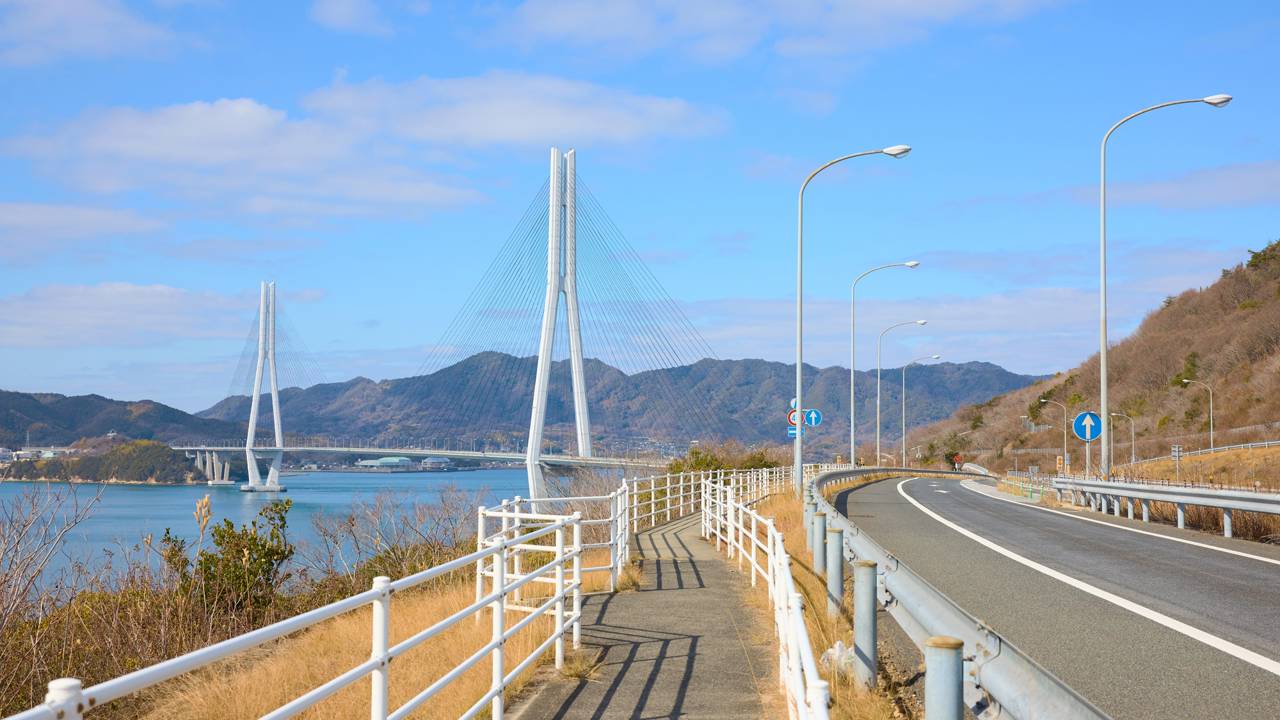 Com 60 km de extensão e 7 pontes suspensas sobre o mar, a rota inaugurada em 1999 é a principal ligação entre as ilhas de Honshu e Shikoku no Japão