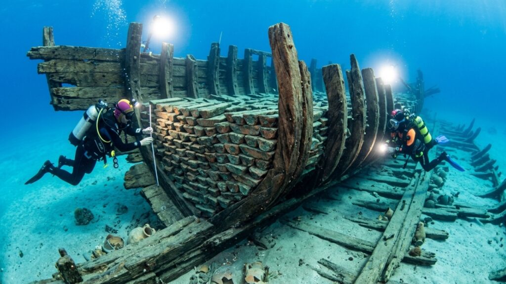 Navio com três mil anos e 20 toneladas de cobre revela rota comercial secreta que sustentava cinco civilizações da antiguidade no fundo do mar