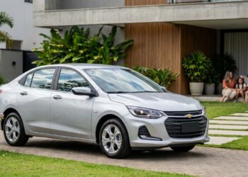 Sedã compacto com motor turbo de 116 cavalos entrega 17 quilômetros por litro na estrada e oferece seis airbags com ótimo custo-benefício em 2026