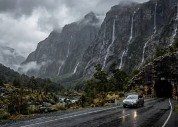 Com seus 119 km de extensão e atravessando um túnel de 1,2 km na rocha, a rodovia Milford tornou-se o acesso mais dramático aos fiordes da Nova Zelândia