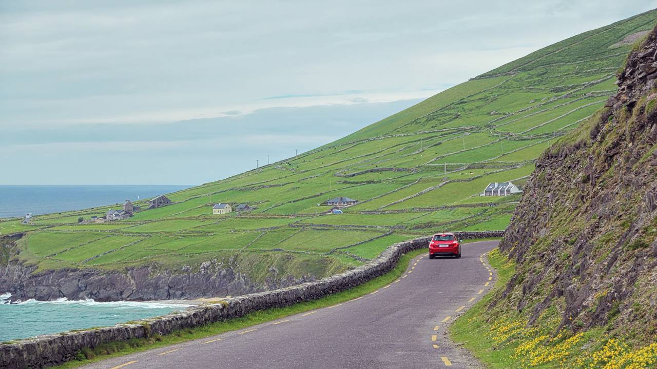 Com 47 km de trajeto pela costa irlandesa, a Slea Head Drive surge como um ícone de paisagens cênicas e falésias imponentes